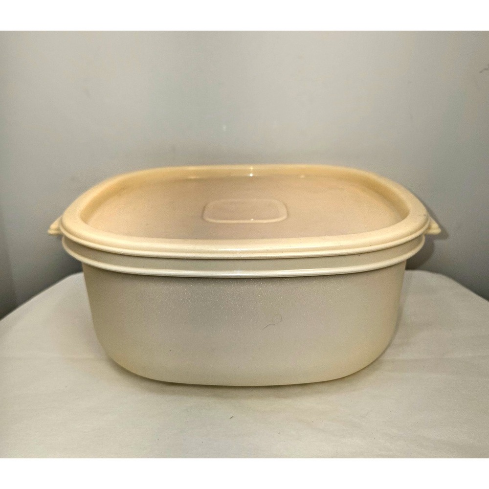 Rubbermaid 12 Cup Beige Square Food Storage Container Snap Lid Plastic